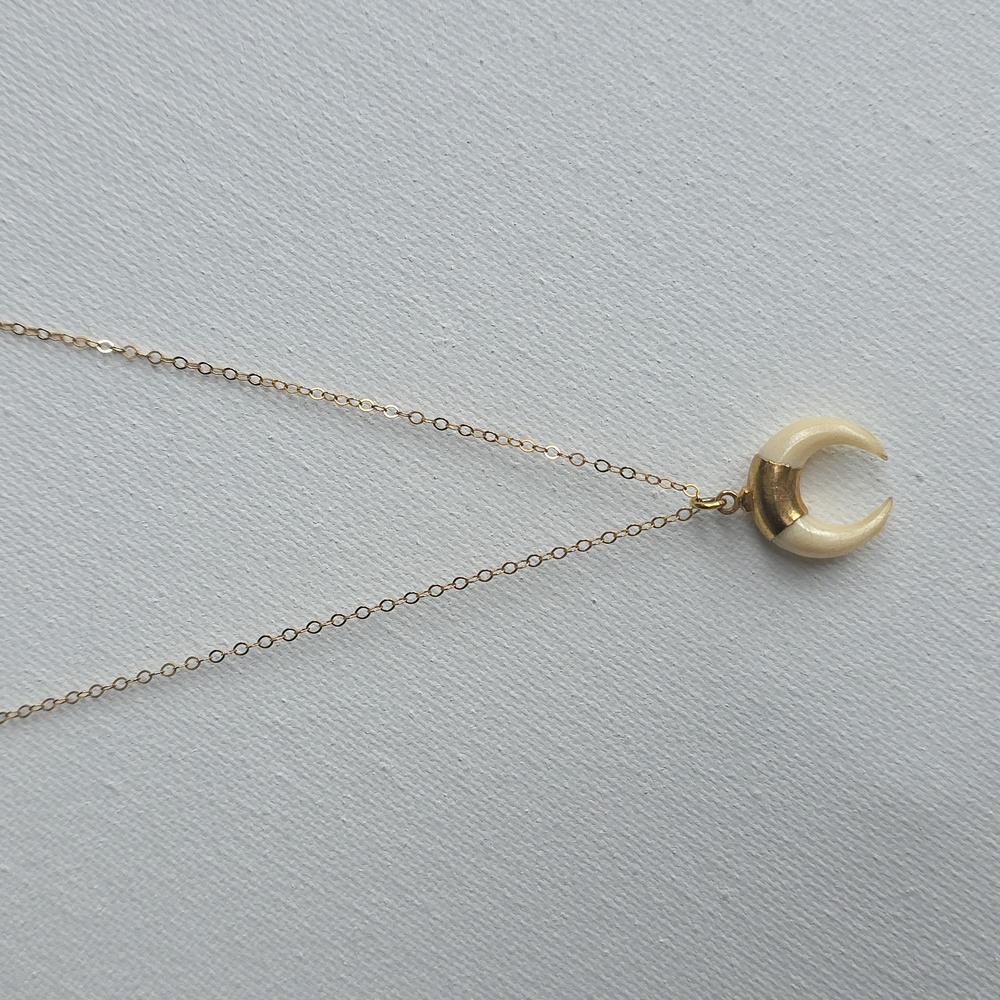 Source Unknown Gold Plated "Hook Em" Pendant Necklace ✨️Good Condition✨️